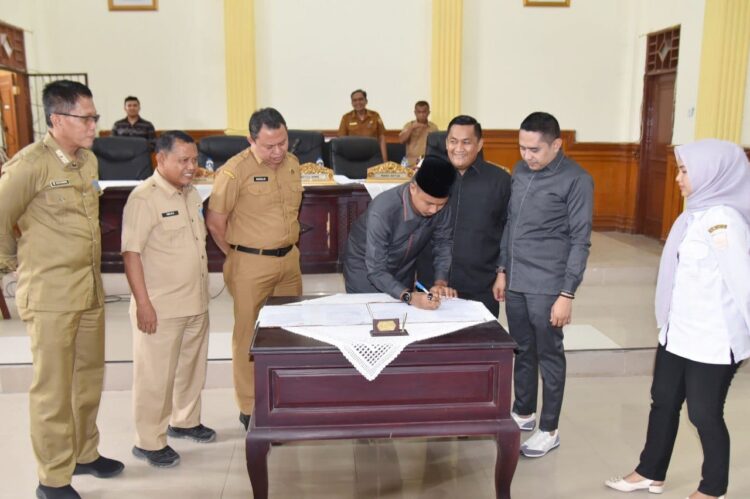 Sebagai Walikota dan Wakil Walikota Pariaman Terpilih, DPRD Kota Pariaman Sahkan Penetapan Yota Balad – Mulyadi 1 SAHKAN—Dewan Perwakilan Rakyat Daerah (DPRD) Kota Pariaman mengesahkan penetapan pasangan Yota Balad - Mulyadi sebagai Walikota dan Wakil Walikota Pariaman terpilih periode 2025 – 2030, di Ruang Sidang Utama DPRD Kota Pariaman, Desa Manggung, Kecamatan Pariaman Utara, kemarin.