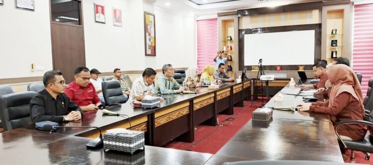 Pastikan 1.491 Tenaga Honorer Menjadi PPPK, Pj Wako Roberia Konsultasi dengan Kantor Regional BKN Pekanbaru 1 PERJUANGAN TENGAHA HONORER— Pj Wali Kota Pariaman Roberia melakukan konsultasi ke Kantor Regional XII Badan Kepegawaian Negara (BKN) di Pekanbaru, untuk memastikan 1.491 tenaga honorer dapat diangkat menjadi Pegawai Pemerintah dengan Perjanjian Kerja (PPPK).