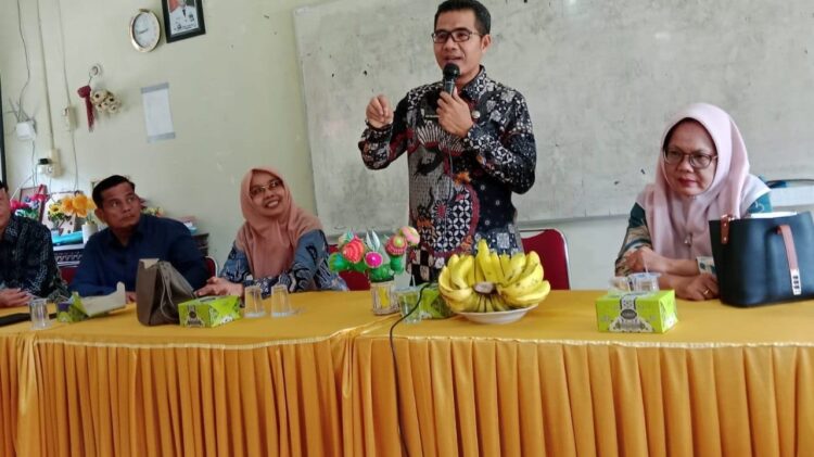Pembagian Makan Bergizi Gratis masih Bersifat Piloting 1 PROGRAM MBG—Plt Kadis Pendidikan Kota Pariaman Riky Falantino, memberikan arahan tentang program Makan Bergizi Gratis (MBG) yang sudah mulai dilaksanakan di sejumlah sekolah di Kota Pariaman pada 6 Januari 2025 lalu.