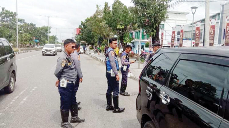 Dishub Kota Padang Derek 4 Mobil Parkir Sembarangan 1 PARKIR SEMBARANGAN— Petugas Dishub Kota Padang melakukan penertiban dan penderakan terhadap mobil yang parkir sembarangan di kawasan jalan Khatib Sulaiman, Senin (13/1).