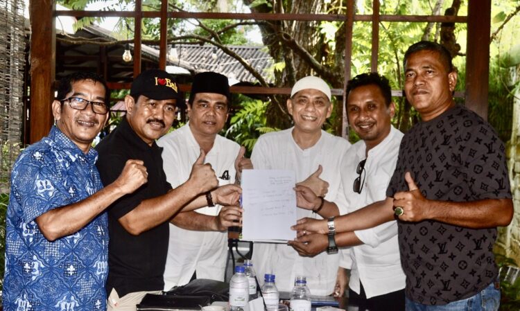 Pasca Muswilub Tim Formatur Gelar Rapat, Hendra Anwar Ditunjuk Jadi Sekretaris DPW-PKDP Sumbar 1 TIM FORMATUR—Terlihat tim formatur terdiri dari Ketua Firdaus,anggota Letkol Laut Agus Rizal dari DPP PKDP,Syaharman Zanhar,S.Sos dari DPW PKDP Sumbar, Chandrianto mewakili Ketua PKDP Kota Padang dan Zulkifli Bahri, SH,MH dari PKDP Kabupaten Tanah Datar. Dan sekretaris DPW PKDP Sumbar Hendra Anwar