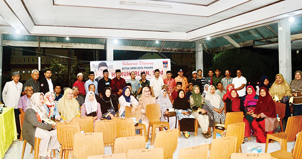 Muharlion Jemput Aspirasi dari Bawah, Warga Minta Penambahan Tiang Listrik dan Tuntaskan Banjir 1 RESES MASA SIDANG II— Ketua DPRD Padang Murlion, saat melakukan reses masa sidang II Tahun 2025, bersama perangkat RT, RW, kelurahan, LPM, majelis taklim, bundo kanduang di Kelurahan Batang Kabung Ganting, Kecamatan Kototangah.