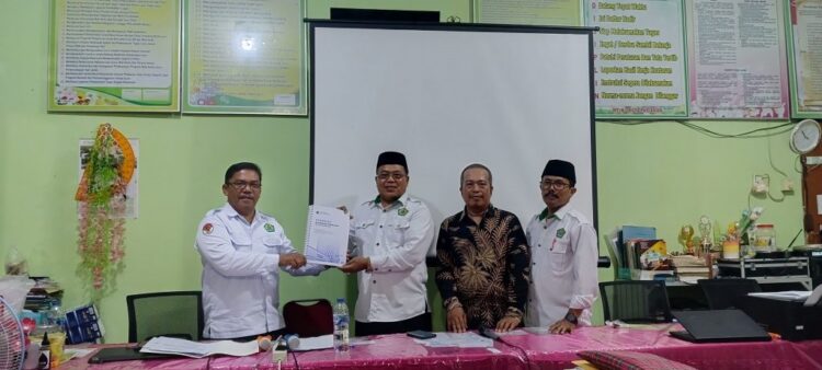 KURIKULUM MERDEKA— Pengawas Madrasah Kantor Kementerian Agama Kota Pariaman, Satria serahkan berkas pendampingan Kurikulum Merdeka di MTsN 2 Kota Pariaman.