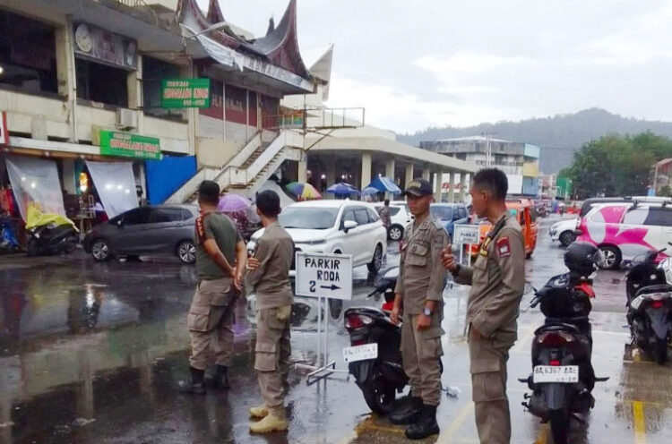 Antisipasi PKL Bandel, Satpol PP Padang Tempatkan Personel di Jalan Depan Gedung Fase VII 1 PENGAWASAN— Petugas Satpol PP Kota Padang ditempatkan di depan gendung Fase VII Pasar Raya untuk melakukan pengawasan bagi PKL yang bandel dan berjualan di fasum.