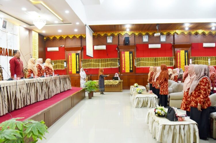 HADIRI—Ketua Darma Wanita Persatuan (DWP) Kota Pariaman, Ny. Izzati Rahmi Mursalim saat menghadiri acara kemarin.