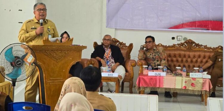 SAMBUTAN—Sekretaris Daerah H. Syamsurizaldi saat berikan sambutan pada kegiatan  Edukasi Keuangan Kepada Pelaku UMKM di Kabupaten Solok Selatan di Kantor Camat Sangir, Selasa (21/1).