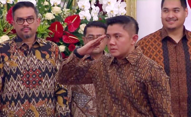 SESKAB— Mayor Teddy Indra Wijaya saat 
dilantik oleh Presiden Prabowo sebagai Sekretaris Kabinet (Seskab).