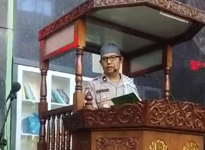 Dai Kamtibmas Polda Sumbar Kompol Syafrizen Gugah Hati Jamaah 1 KULTUM JUMAT— Dai Polda Sumbar Kompoll Syafruizen saat berikan kultum di Masjid Ar-Rahman Polda Sumbar, kemarin.