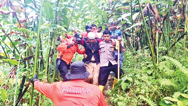 EVAKUASI— Tim SAR gabungan melakukan evakuasi terhadap tiga warga yang tersesat di hutan saat mencari durian, di kawasan hutan Bukti Lampu, Kecamatan Bungus Teluk Kabung, Selasa (7/1) pagi.