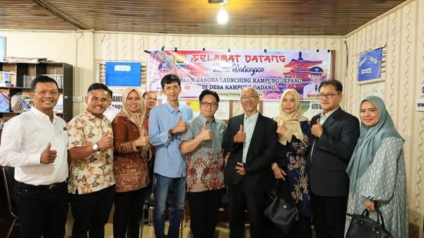 Desa Kampung Gadang Lauching Kampung Jepang 1 PROGRAM KAMPUNG JEPANG— Kepala Desa Kampung Gadang Amri Maldi, berfoto bersama usai launching program Kampung Jepang.