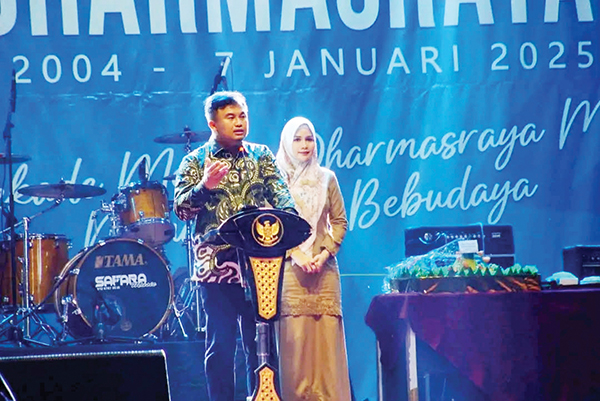 Momen Resepsi HUT Kabupaten Dharmasraya ke-21, Sutan Riska Sampaikan Salam Pamit 1 PIDATO— Bupati Dharmasraya, Sutan Riska Tuanku Kerajaan didampingi Ketua TP PKK Ny. Dewi Sutan Riska, saat berpidato di malam resepsi HUT Kabupaten Dharmasraya ke-21.