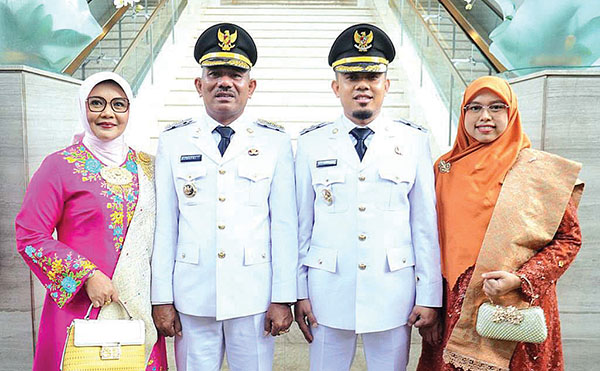 Dilantik Presiden Prabowo, H Safni Sikumbang dan Ahlul Badrito Resha Resmi Pimpin Lima Puluh Kota 1 DILANTIK— Bupati Lima Puluh Kota, Safni Sikumbang dan Ahlul Badrito Resha bersama istri usai pelantikan.