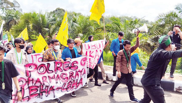 Dinilai Lamban Ungkap Sejumlah Kasus Kriminal, Polres Dharmasraya Digeruduk Mahasiswa dan Aliansi Pemuda 1 UNJUK RASA— Aliansi pemuda dan mahasiswa melakukan aksi unjuk rasa di Mapolres Dharmasraya.