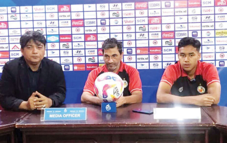 Misi Keluar dari Zona Degradasi, Semen Padang Target Kemenangan Saat Jamu Persita 1 KONFERENSI PERS— Pelatih Kepala Semen Padang FC bersama Gelandang muda, Gala Pagamo, dala sesi konferensi pers pra-pertandingan, Kamis (13/2).