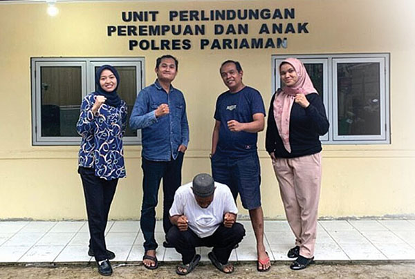 Kepergok Sodomi Bocah Tuna Wicara di Sebuah Pondok, Kakek ‘Predator Anak’ Nyaris Diamuk Massa, Pelaku Sempat Mengusir dan Mengancam Saksi Menggunakan Parang 1 SODOMI— Pelaku yang menyodomi anak tuna wicara diamankan di Mapolres Pariaman usai
ditangkap warga.