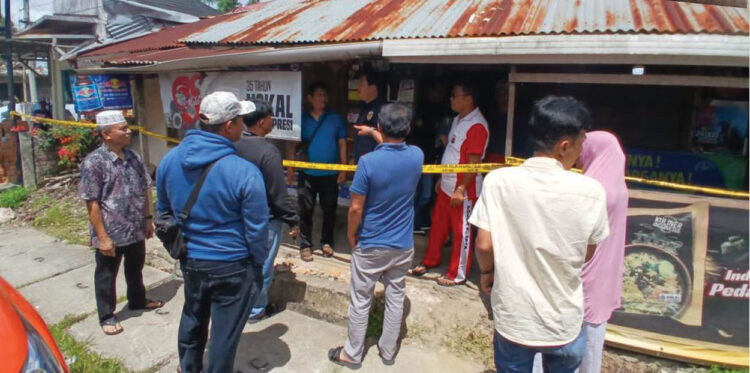 Perampok yang Lukai Pemilik Warung masih Diburu, Polresta Bukittinggi Kerahkan Tim Gabungan 1 OLAH TKP— Polisi melakukan olah TKP kasus perampokan di warung Erman (73) di Koto Bawah, Nagari Panampuang, Kecamatan Ampek Angkek, Kabupaten Agam