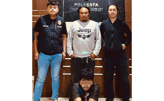 Kenalan Lewat Aplikasi, Pemuda 23 Tahun Perkosa Gadis Berkebutuhan Khusus 1 PERKOSA— Pelaku RD (23) yang terlibat kasus pemerkosaan terhadap gadis berkebutuhan khusus ditangkap jajaran Satreskrim Polresta Bukittinggi.