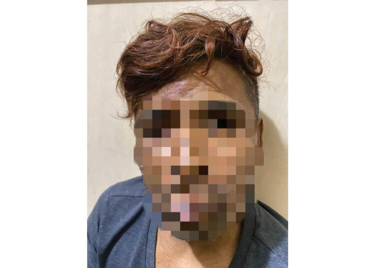 Menipu dan Lecehkan Karyawan Furnitur, Penyanyi Minang Remon Ditangkap 1 PENYANYI DITANGKAP— Pelaku S yang dilaporkan atas kasus penipuan, pemerasan dan pelecehan diamankan di Mapolresta Bukittinggi usai ditangkap.