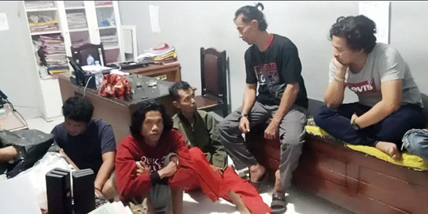 Lapor Polisi, Arif Nekat Rekayasa Kasus Begal, Motifnya untuk Mengelabui Leasing Mobil 1 LAPORAN PALSU— Pelaku pembuat laporan palsu kasus begal diamankan di Mapolres Padangpariaman.