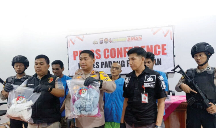 Ancam Korban yang Ketahuan Pacaran, Ayah Dua Kali ‘Tiduri’ Putri Tiri 1 CABUL— Kapolres Padangpariaman, AKBP Ahmad Faisol bersama Kasatreskrim memperlihatkan barang bukti kasus ayah yang cabuli putri tirinya.