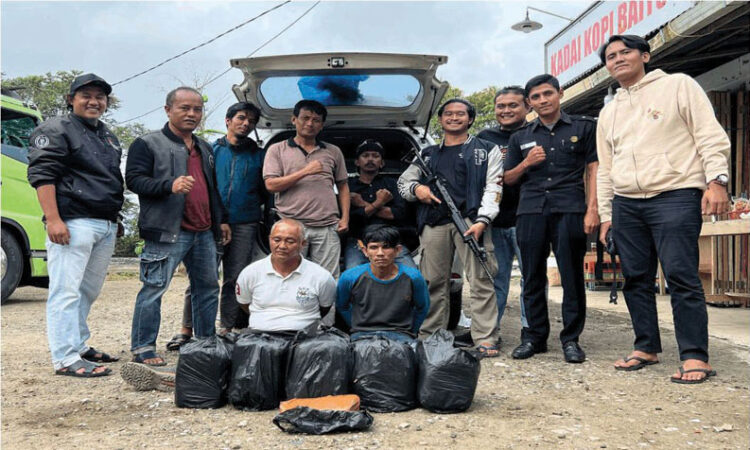 Kendarai Avanza, Dua Sekawan Kedapatan Bawa 15 Kg Ganja, Dijemput ke Panyabungan untuk Diedarkan di Sumbar 1 GANJA— Dua pelaku yang kedapatan membawa 15 Kg ganja diamankan Tim Ditresnarkoba Polda Sumbar
di Kabupaten Agam.