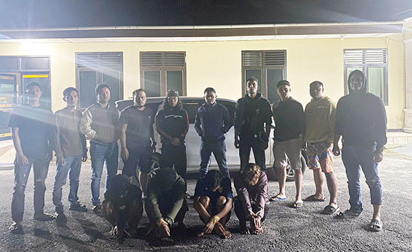 Tempat Transaksi dan Pesta Narkoba Digerebek, 4 Orang Diciduk, 2 Antaranya Mahasiswa dan Pelajar 1 NARKOBA— Empat pelaku yang diduga pengedar sabu dan ganja ditangkap Tim Satresnarkoba Polres Solok.