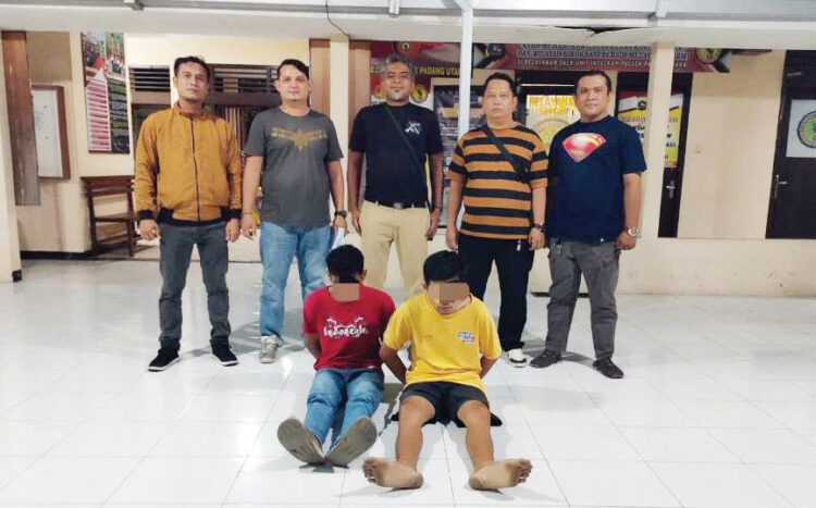 PEMALAK— Dua pelaku pemalakan terhadap pasangan nongkrong di halte bus di Jalan Khatib Sulaiman Padang, ditangkap jajaran Polsek Padang Utara.