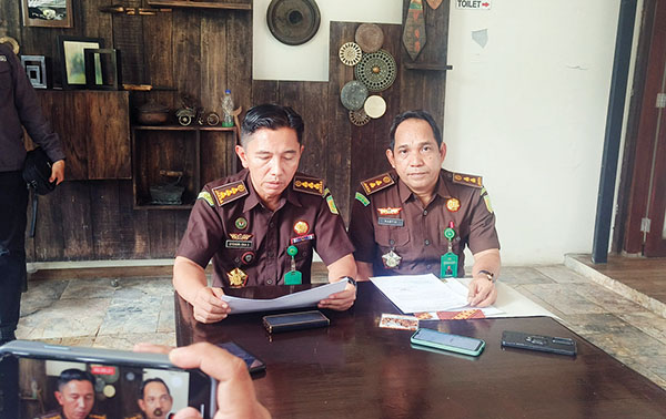 Usut Kasus Korupsi, Kejati Sumbar Pulihkan Kerugian Keuangan Negara Rp 7,5 Miliar 1 PAPARKAN— Asisten Intelijen (Asintel) Kejati Sumbar,
Efendri Eka Saputra, didampingi Kasi Penerangan Hukum (Penkum) M Rasyid memberikan pemaparan terkait capaian kinerja Kejati Sumbar selama 100 hari
Pemerintahan Prabowo-Gibran.