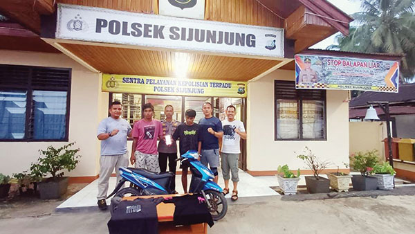 Dua Sekawan Embat Hp Penjaga Konter Pulsa, Salah Satunya Residivis 1 PENCURI HP— Dua pelaku pencurian Hp ditangkap
jajaran Polsek Sijunjung.