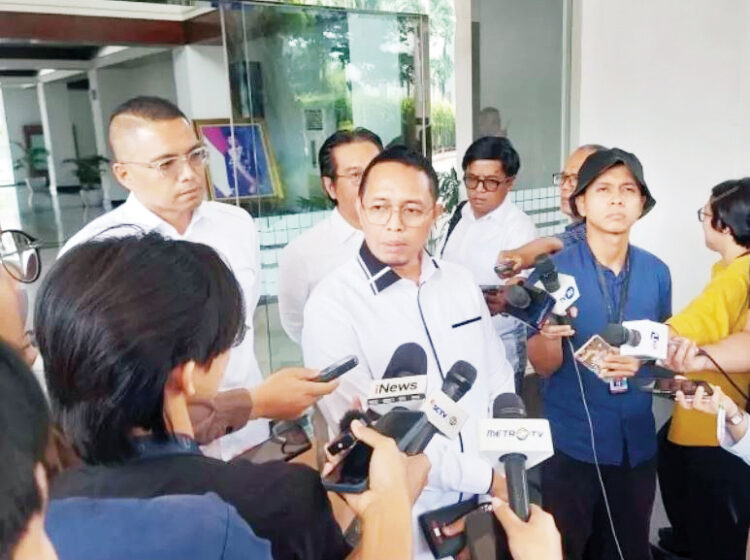 BERI KETERANGAN— Kepala Kantor Komunikasi Kepresidenan Hasan Nasbi saat menyampaikan keterangan.