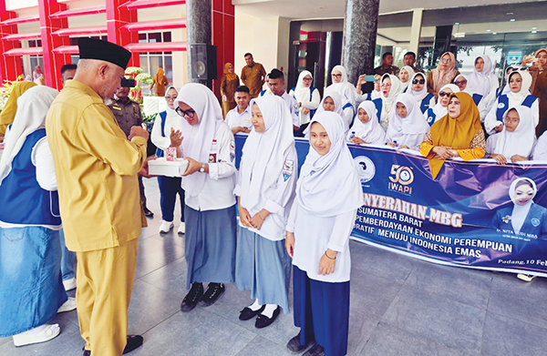 Gubernur Salurkan MBG untuk Siswa di Kota Padang 1 MAKAN GRATIS— Gubernur Sumbar Mahyeldi Ansharullah salurkan secara simbolis MBG yang diinisiasi IWAPI, kepada siswa SMK dan Madrasah Tarbiyah Kota Padang di halaman Kantor Gubernur Sumbar, Senin (10/2).