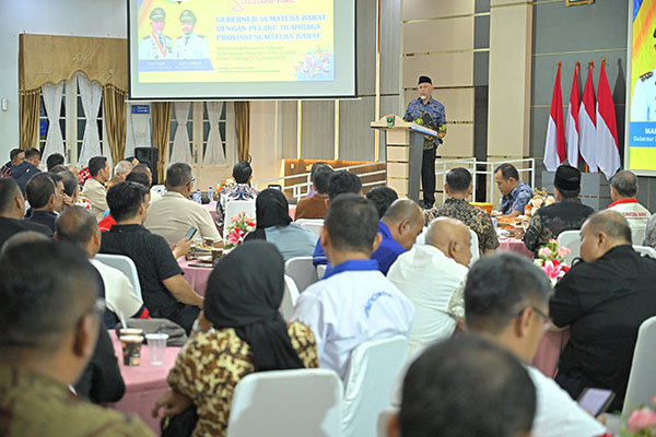 KUNJUNGAN SILATURAHMI— Gubernur Sumatera Barat (Sumbar), Mahyeldi Ansharullah menerima kunjungan silaturahim para pegiat dan pelaku dunia olahraga se-Sumbar di Auditorium Gubernuran, Kamis (13/2).