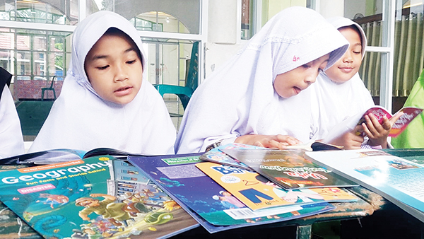 Lapak Baca Perpustakaan Masjid Al Maghifrah Lubuk Buaya Diminati Warga 1 LAPAK BACA— Sejumlah anak-anak dan orangtua antusias dengan kehadiran lapak baca di Perpustakaan Masjid Al Maghfirah, Kel Lubuk Buaya, Kecamatan Koto Tangah, Mimggu (16/2).