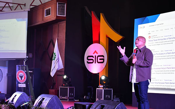 Semen Padang Gelar Seminar di Puncak Bulan K3 Nasional 1 SEMINAR— PT Semen Padang menggelar seminar bertajuk “Semua Harus Selamat, Jadikan K3 Sebagai Budaya Kerja” dalam rangka puncak penutupan Bulan K3 Nasional 2025. Acara yang dilaksanakan secara hybrid pada Kamis (20/2) ini diikuti oleh ratusan peserta dari dari SIG Group.