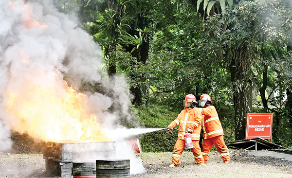 SHE CHALLENGE SIG— Sebanyak delapan tim bersaing dalam SHE Challenge SIG Tahun 2025, yang berlangsung di Fire Ground PT Semen Padang, Rabu (19/2).