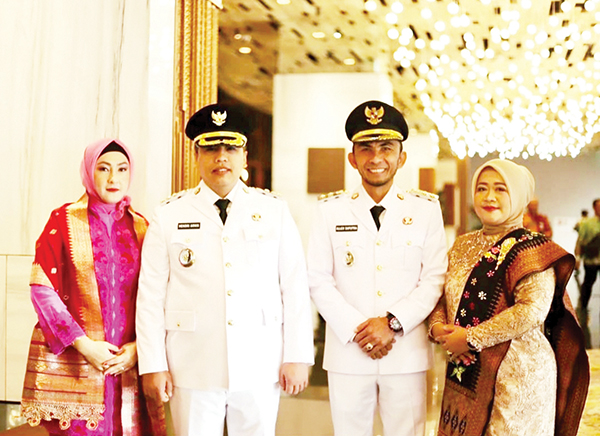 Pimpin Kota Padangpanjang, Hendri Arnis-Allex Saputra Siap Wujudkan Padangpanjang Maju, Sejahtera dan Bermarwah 1 WALIKOTA Padangpanjang H. Hendri Arnis BSBA Ny Maria Veronika bersama Wakil Walikota Allex Saputra, Ny, Sri Wahyuni.