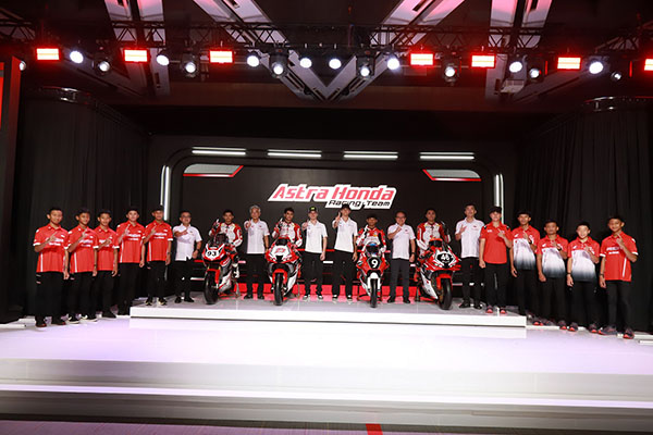 Dream Team Astra Honda Siap Lanjutkan Dominasi di Asia, Bibit Unggul Dibina ke Eropa 1 FOTO BERSAMA— Sebanyak 14 pebalap binaan Astra Honda berfoto bersama manajemen AHM dan dua pebalap Honda Racing Team di ajang MotoGP yaitu Joan Mir dan Luca Marini di AHM-Safety Riding and Training Center, Deltamas, Sabtu (1/2).