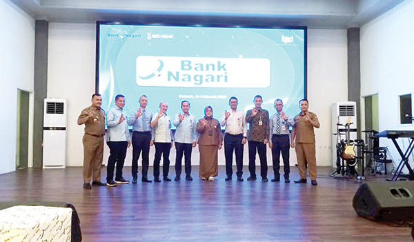 Re-Branding Laku Pandai, Lapau Nagari jadi Agen Bank Nagari Link 1 LAUNCHING LOGO— Dirut PT Bank Nagari Gusti Chandra melaunching re-branding logo Laku Pandai Bank Nagari menjadi Agen Bank Nagari Link, Senin (24/2), di gedung Padang Youth Center.
