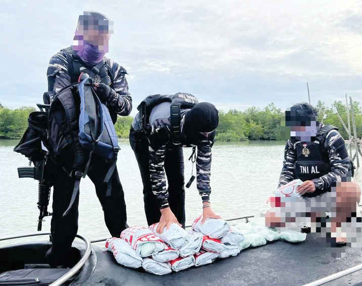 TNI AL Gagalkan Penyelundupan 60 Ribu Butir Ekstasi dari Malaysia, Nilai Totalnya Mencapai Rp 21 Miliar 1 BARANG BUKTI— Barang bukti puluhan ribu butir ekstasi yang berhasil diamankan oleh prajurit TNI AL.