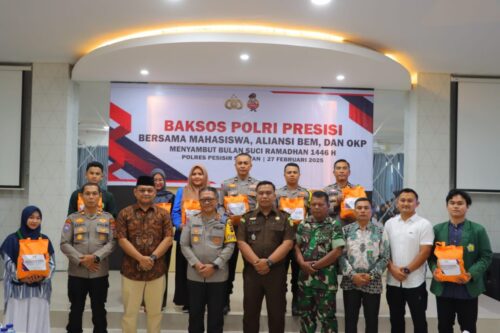 Baksos Polri Presisi, Polres Pessel Bagikan Paket Sembako untuk Mahasiswa dan Warga 1 1 45 e1740647033104
