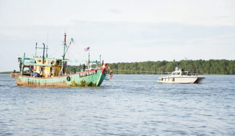 Sempat Letuskan Tembakan Peringatan, Lanal Tanjung Balai Asahan Tindak Tegas Kapal Asing Ilegal Berbendera Malaysia 1 KAPAL ASING ILEGAL— Prajurit TNI AL dari Lanal Tanjung Balai asahan mengamankan kapal ikan asing ilegal di Perairan Selat Malaka, Sumatera Utara.