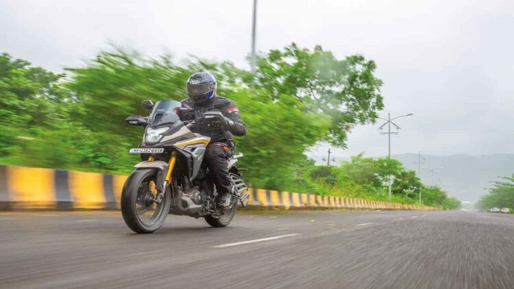 Honda Hayati Berbagi Tips, Cara Aman Berkendara di Jalan Berkelok Sumbar 1 TIPS— Honda Hayati membagikan tips aman berkendara di jalan berkelok di Sumbar.