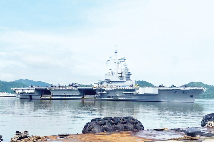 Kemhan Bakal Tuntaskan Pengadaan Kapal Selam Scorpen dari Prancis 1 KAPAL INDUK— Kapal Induk Angkatan Laut Perancis, Charles De Gaulle berlabuh di Lombok Barat, NTB pada sejak Selasa (28/1).