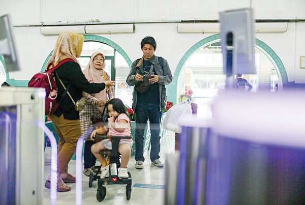 Hati-Hati Calo!, KAI Buka Pemesanan Tiket Angkutan Lebaran 2025 1 ILUSTRASI— Calon penumpang kereta api.