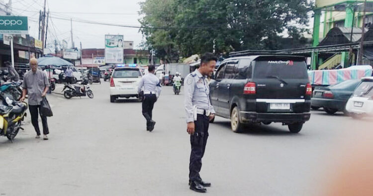 Biang Macet, Dishub Kota Solok Tertibkan Parkir Liar 1 RAZIA—Terlihat beberapa orang petugas Dishub Kota Solok lakukan razia penertiban parkir liar