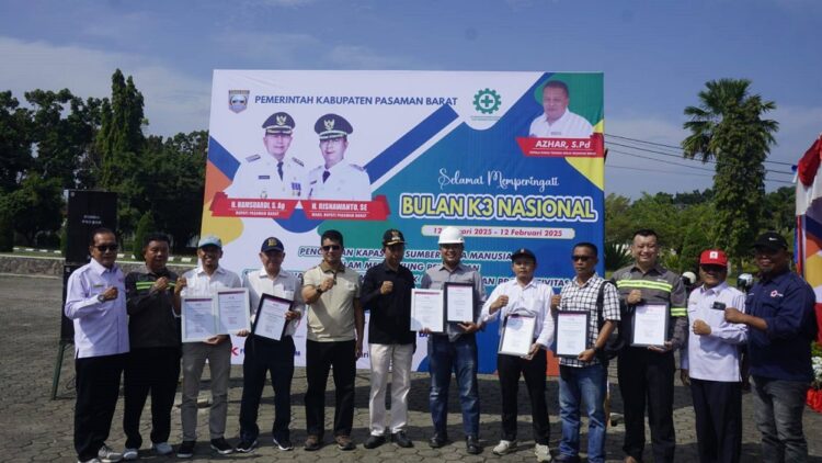 Peringatan Bulan K3 Nasional 2025 Tingkat Pasbar, 12 Perusahaan Terima Penghargaan Zero Accident dari Pemda 1 PENGHARGAAN—Sebanyak 12 perusahaan yang menerima penghargaan zero accident dalam peringatan Bulan K3 Nasional tingkat Pasbar tahun 2025.