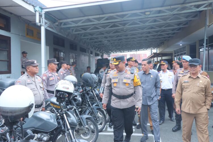 Polisi Gelar Operasi Keselamatan Singgalang 2025 Selama Dua Pekan 1 PERIKSA KENDARAAN— Kapolres Payakumbuh AKBP Ricky Ricardo melakukan pemeriksaan pasukan saat apel pasukan Operasi Keselamatan Singgalang 2025, Senin (10/2).