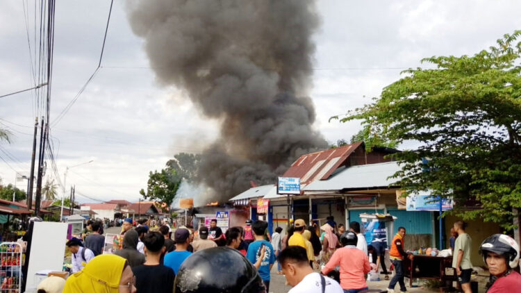 5 Bangunan Hangus Dilalap si Jago Merah, Gudang Kayu Manis, Toko Sembako, Warung Sate dan Laundry 1 KEBAKARAN— Petugas Damkar melakukan penyemprotan air untuk memadamkan api yang membakar lima bangunan di Kelurahan Bungo Pasang, Kecamatan Koto Tangah.
