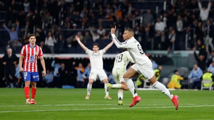 Penalti Julian Alvarez Bikin Real Madrid Ketar-ketir, Kylian Mbappe Selamatkan Los Blancos di Bernabeu 1 PENYELAMAT— Kylian Mbappe menyelamatkan wajah LosBlancos melalui golnya pada menit ke-50, pada derby Madrid yang berlangsung di Stadion Santiago Bernabeu, Madrid, Minggu (9/2).