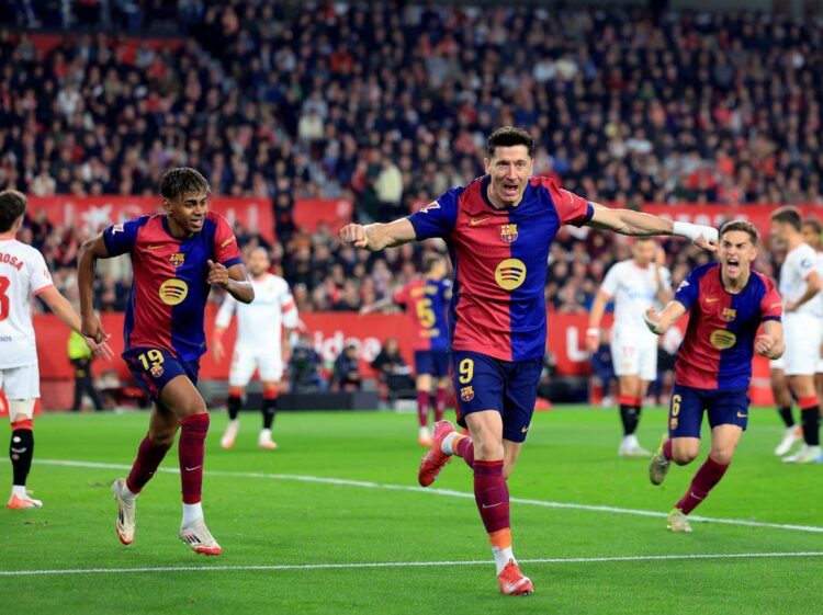 RAIH KEMENANGAN— Barcelona kembali menunjukkan ketajamannya dengan meraih kemenangan telak 4-1 atas Sevilla di Estadio Ramon Sanchez Pizjuan, Senin (10/2) dini hari WIB. Tambahan tiga poin ini membuat Blaugrana semakin mendekati duo Madrid di puncak klasemen La Liga.